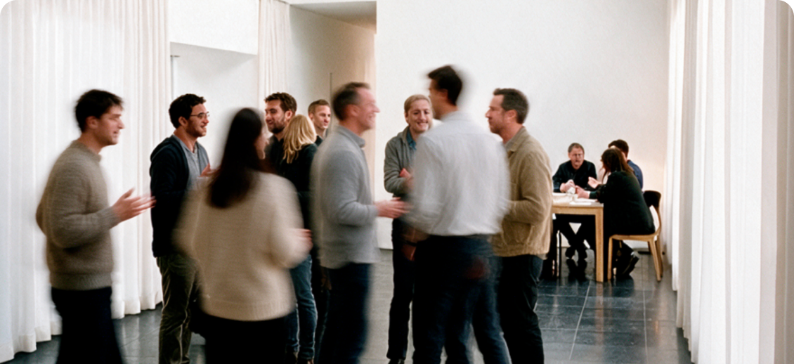 Equipo de trabajo conversando en una jornada de networking