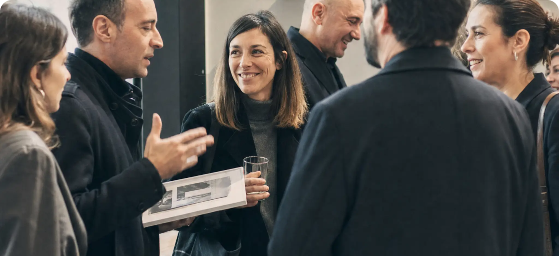 Grupo de personas conversando de forma cercana